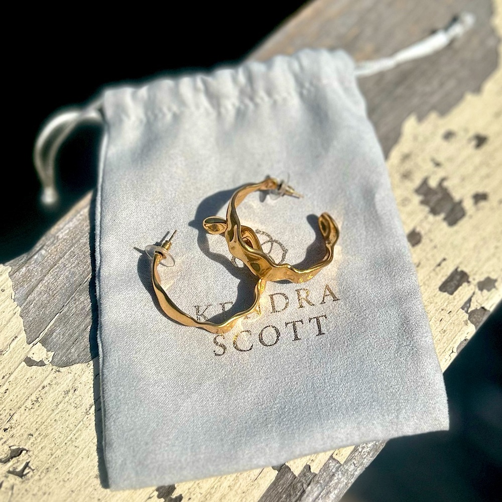Kendra Scott Holland Hoop Earrings in Vintage Gold